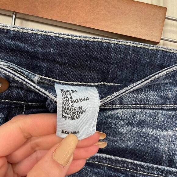 &Denim H&M Womens Dark Wash Stretch Raw Hem Cut Off Stonewash Jean Shorts Size 4 - Picture 2 of 8